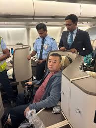Azərbaycanlı məmuru Sinqapur təyyarəsində soymaq&nbsp;istədilər